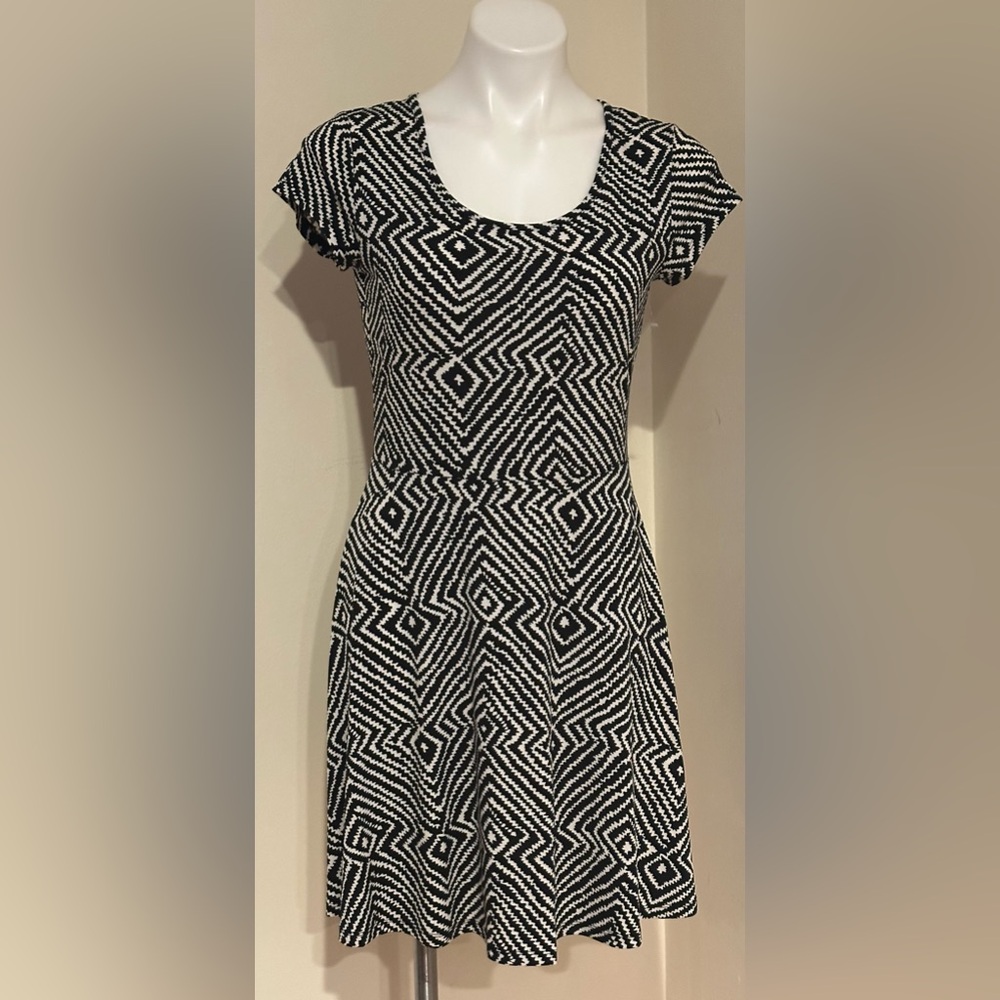 MICHAEL KORS Comfortable Black & White Geometric Short  Sleeves Mini Dress Sz S